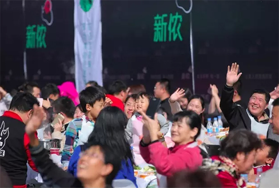 田间惊现“爱的收获”千人火锅大趴——智慧农业引发关注